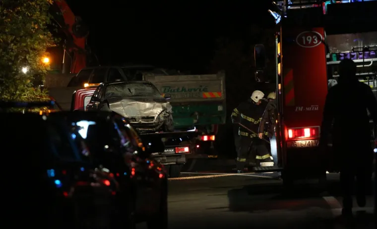 Prometna nesreća na ulazu u Novi Vinodolski u kojem su sudjelovala dva osobna vozila. Ozlijeđene osobe prevezene su  kolima hitne pomoći u KBC Rijeka. Policija i vatrogasci na mjestu nesreće i o&scaron;tećena vozila u sudaru.