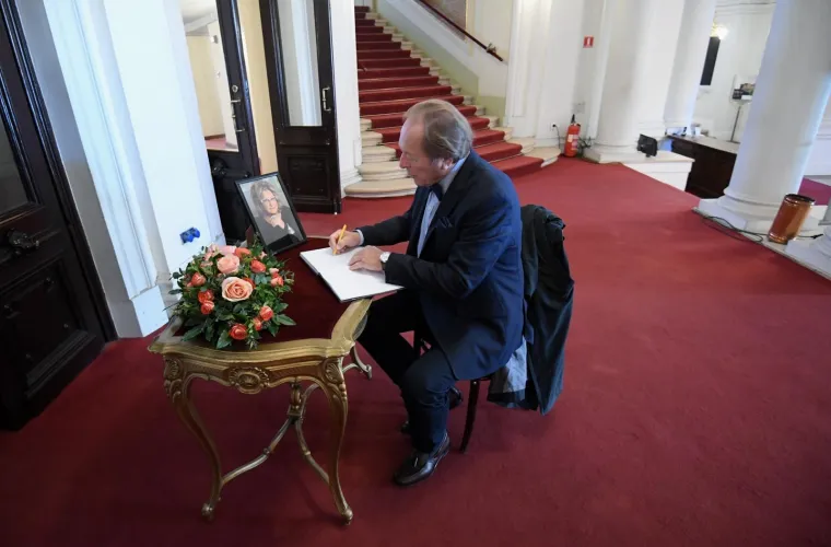 OPROŠTAJ OD MANI GOTOVAC: Na komemoraciji je pjevao Let 3, a poznati glumci su joj recitirali pjesme