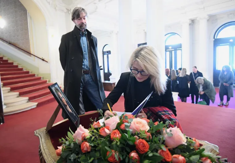 OPROŠTAJ OD MANI GOTOVAC: Na komemoraciji je pjevao Let 3, a poznati glumci su joj recitirali pjesme