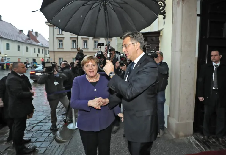 Plenković s ki&scaron;obranom u ruci i osmijehom na licu dočekao Angelu Merkel
