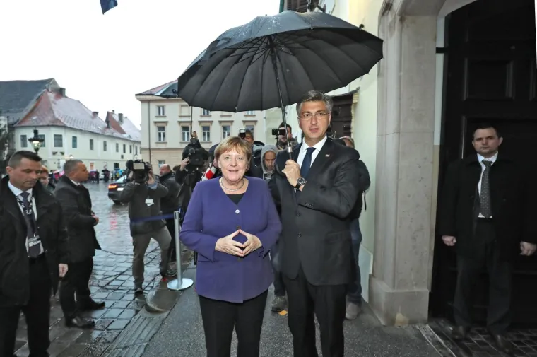 Plenković s ki&scaron;obranom u ruci i osmijehom na licu dočekao Angelu Merkel