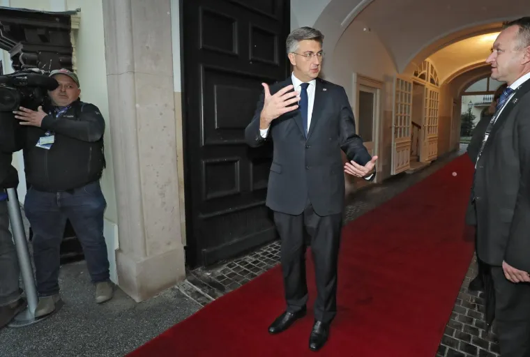 Plenković s ki&scaron;obranom u ruci i osmijehom na licu dočekao Angelu Merkel