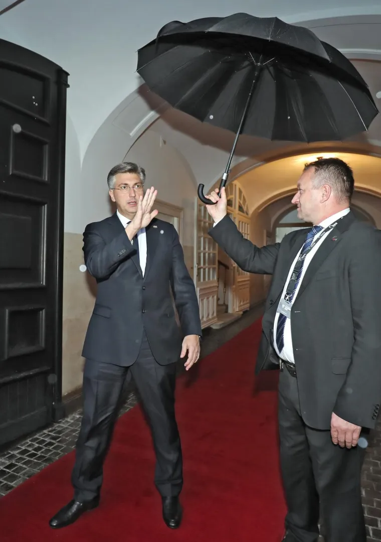 Plenković s ki&scaron;obranom u ruci i osmijehom na licu dočekao Angelu Merkel