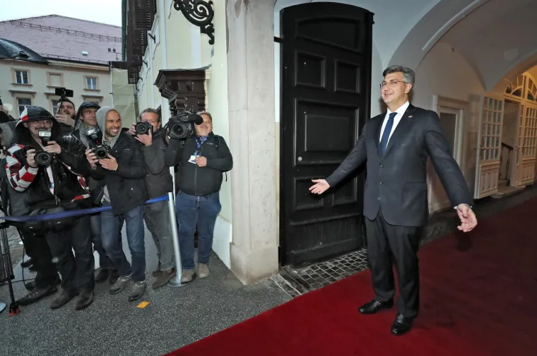 Plenković s ki&scaron;obranom u ruci i osmijehom na licu dočekao Angelu Merkel