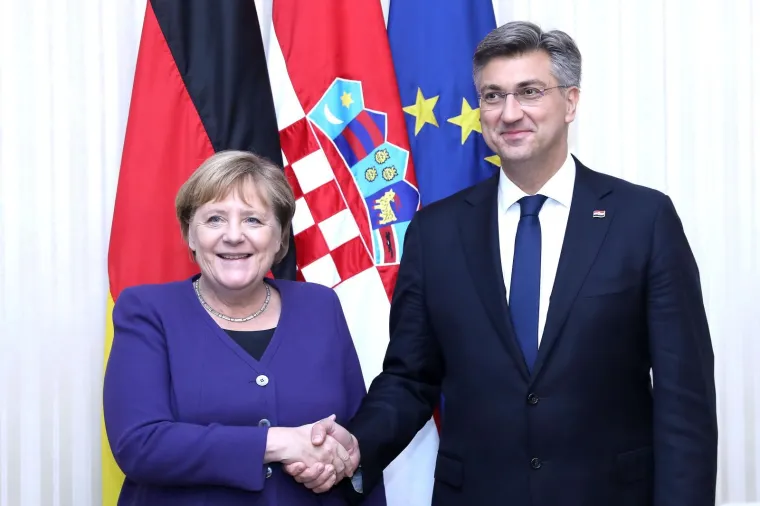 Plenković s ki&scaron;obranom u ruci i osmijehom na licu dočekao Angelu Merkel