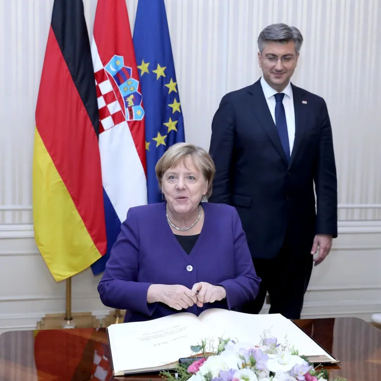 Plenković s ki&scaron;obranom u ruci i osmijehom na licu dočekao Angelu Merkel