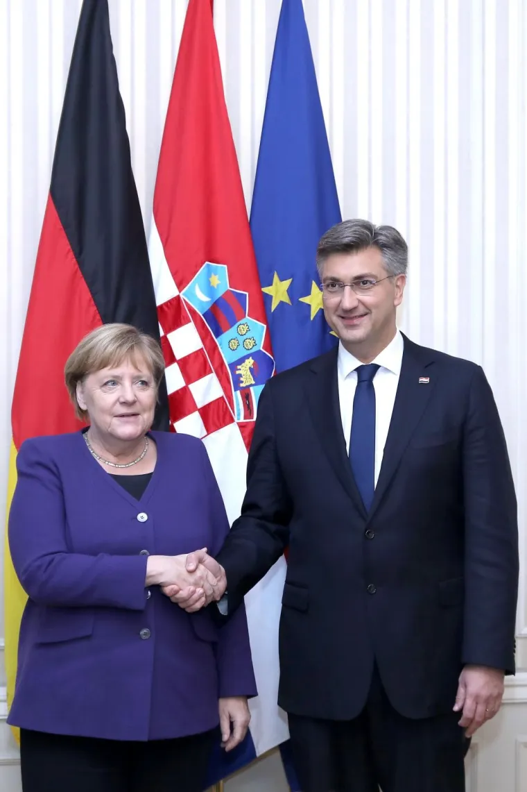 Plenković s ki&scaron;obranom u ruci i osmijehom na licu dočekao Angelu Merkel
