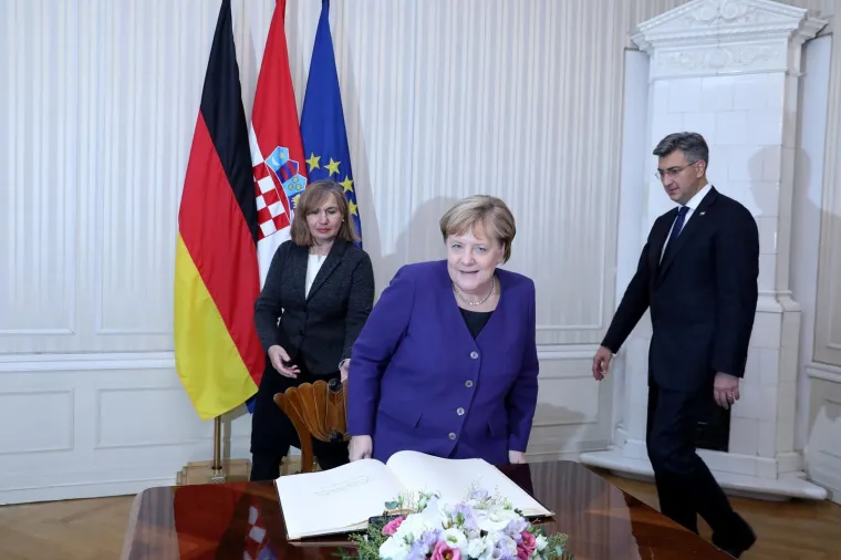 Plenković s ki&scaron;obranom u ruci i osmijehom na licu dočekao Angelu Merkel