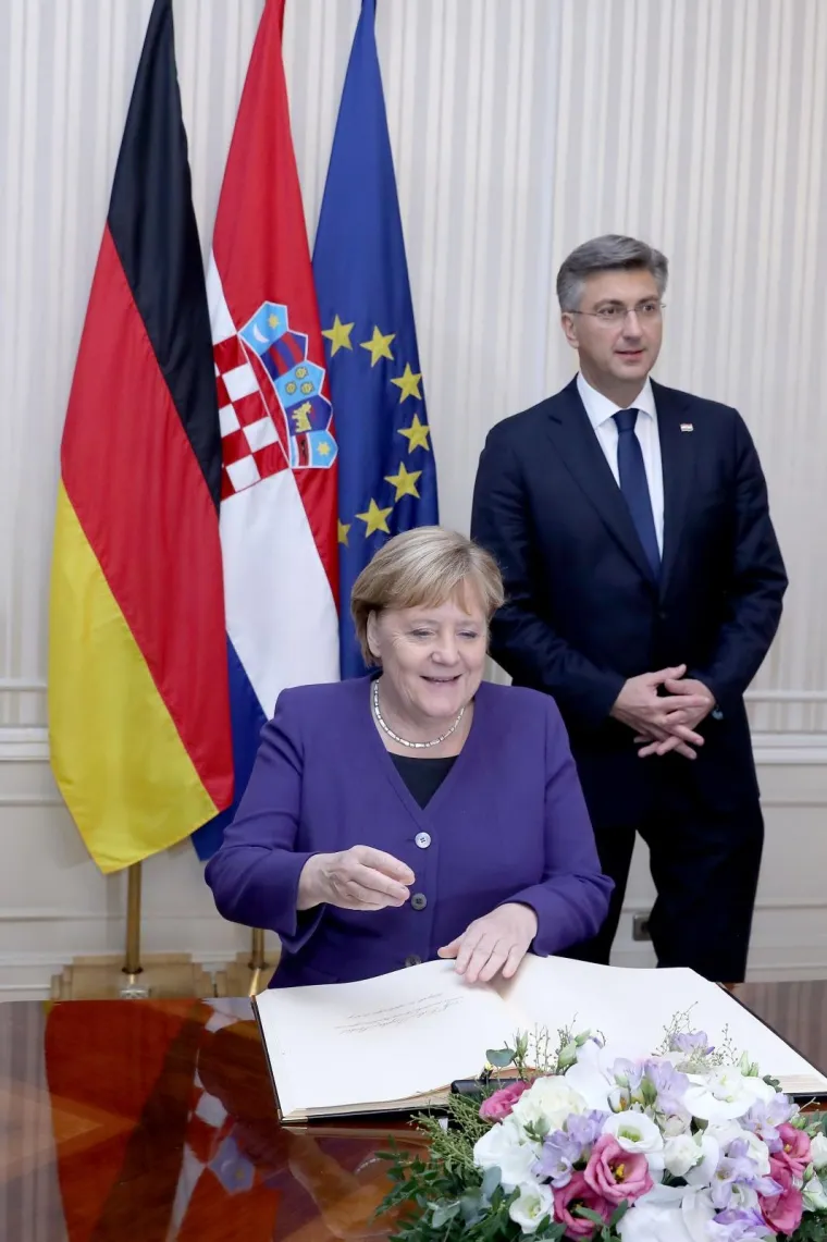 Plenković s ki&scaron;obranom u ruci i osmijehom na licu dočekao Angelu Merkel