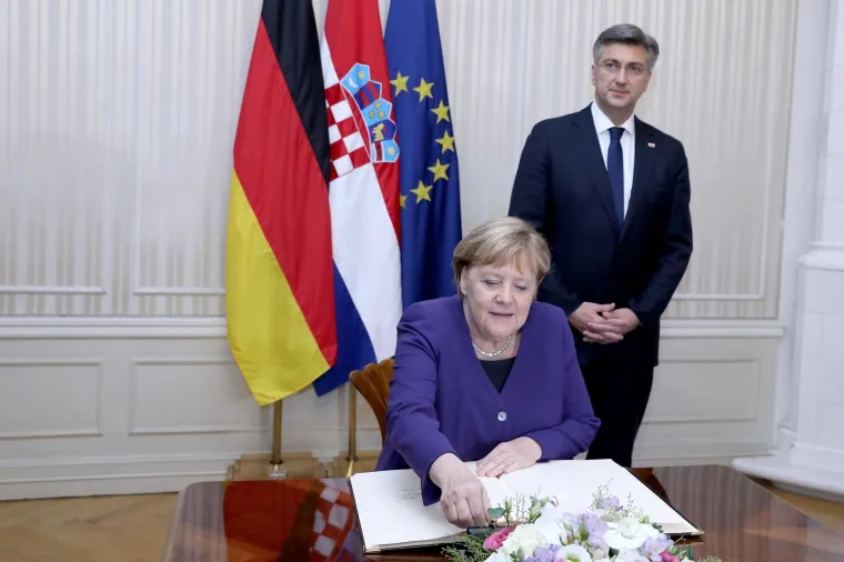 Plenković s ki&scaron;obranom u ruci i osmijehom na licu dočekao Angelu Merkel