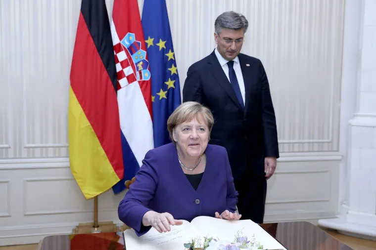 Plenković s ki&scaron;obranom u ruci i osmijehom na licu dočekao Angelu Merkel