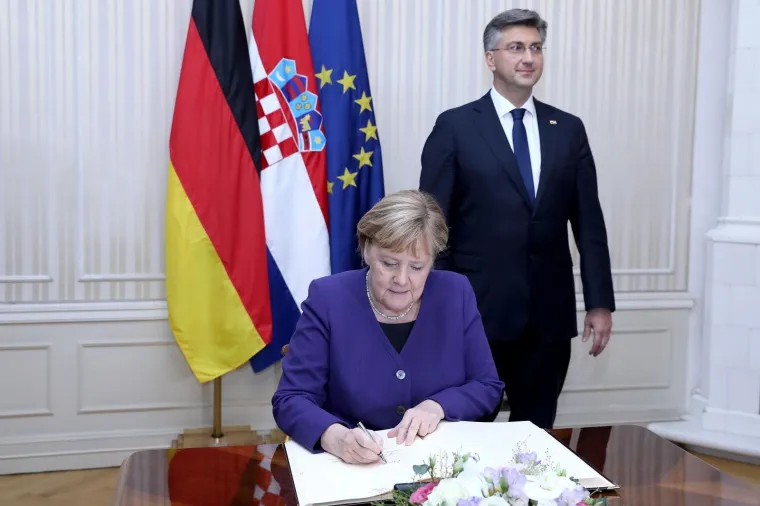 Plenković s ki&scaron;obranom u ruci i osmijehom na licu dočekao Angelu Merkel