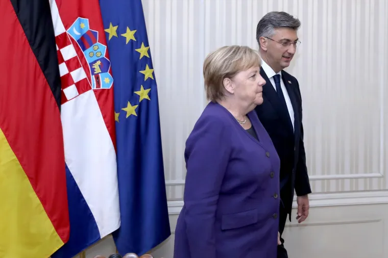 Plenković s ki&scaron;obranom u ruci i osmijehom na licu dočekao Angelu Merkel