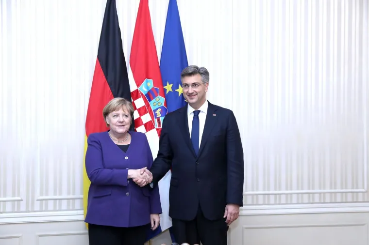 Plenković s ki&scaron;obranom u ruci i osmijehom na licu dočekao Angelu Merkel
