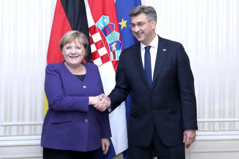 Plenković s ki&scaron;obranom u ruci i osmijehom na licu dočekao Angelu Merkel