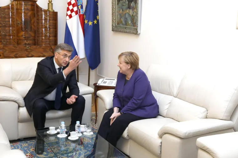 Plenković s ki&scaron;obranom u ruci i osmijehom na licu dočekao Angelu Merkel