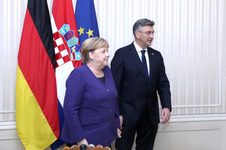 Plenković s ki&scaron;obranom u ruci i osmijehom na licu dočekao Angelu Merkel