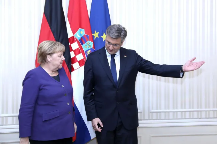 Plenković s ki&scaron;obranom u ruci i osmijehom na licu dočekao Angelu Merkel