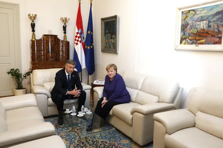 Plenković s ki&scaron;obranom u ruci i osmijehom na licu dočekao Angelu Merkel