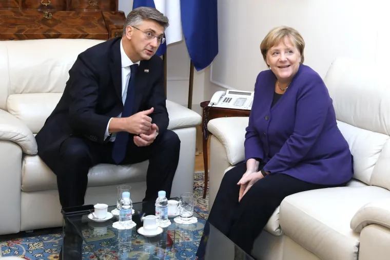 Plenković s ki&scaron;obranom u ruci i osmijehom na licu dočekao Angelu Merkel