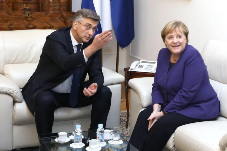 Plenković s ki&scaron;obranom u ruci i osmijehom na licu dočekao Angelu Merkel