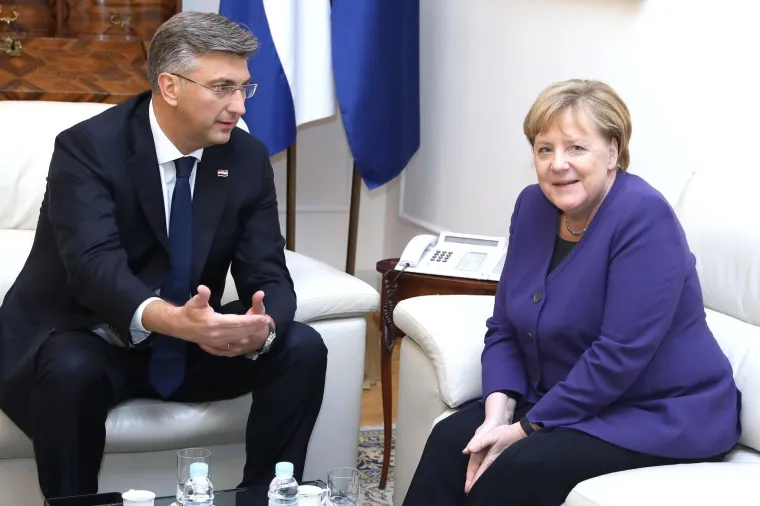 Plenković s ki&scaron;obranom u ruci i osmijehom na licu dočekao Angelu Merkel