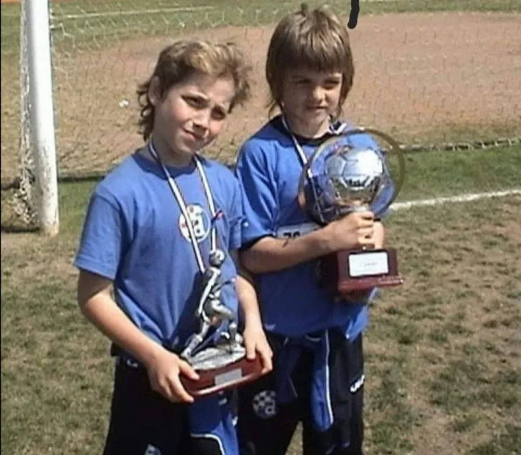 Majer i Sosa iza&scaron;li su iz Dinamove &scaron;kole nogometa te su dobar dio djetinjstva proveli igrajući zajedno u Dinamovom omladinskom pogonu. Tog perioda se prisjetio i Majer te je na Instagramu podijelio fotografiju sa Sosom iz dječačkih dana i napisao: "Od 1998&hellip;"