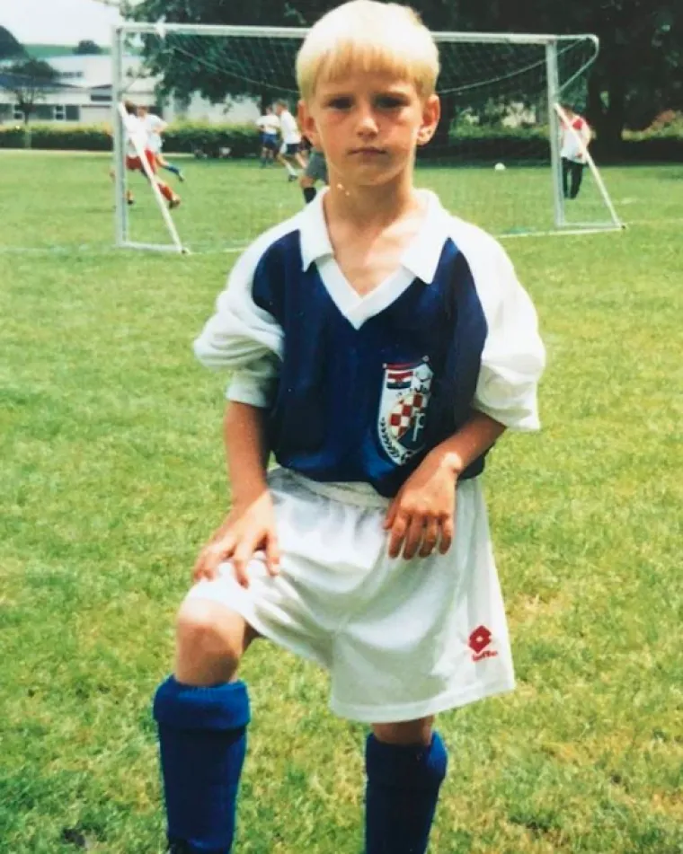 Ivan Rakitić bio je godinama ključni čovjek Vatrenih. Jaku glavu dokazao je izvodeći posljednje penale u raspucavanjima protiv Danske i Rusije, a s Lukom Modrićem dugo je činio ponajbolji dvojac u veznom redu u Europi. Rođen u Rheinfeldenu u &Scaron;vicarskoj neko je vrijeme bio na raskrižju između hrvatske i &scaron;vicarske selekcije no Ivan se odlučio za Lijepu na&scaron;u. Najsjajnije dane klupske karijere je ostvario u Barceloni i Sevilli, a s obzirom na to da se oprostio od Vatrenih nećemo ga gledati u Kataru.