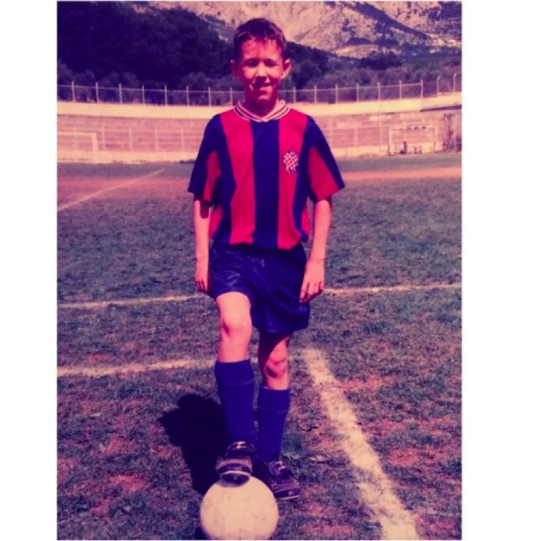 Ivan Peri&scaron;ić, neuni&scaron;tivi Omi&scaron;anin, već je puno desetljeće nezamjenjivi član Vatrenih te je jedan od najboljih strijelaca Hrvatske u povijesti. Zabijao je za Vatrene u polufinalu i finalu Svjetskog prvenstva u Rusiji, a nakon početaka u Dalmatincu i Hajduku karijera ga je vodila preko Francuske i Belgije do najveće europske scene. Igrao je za Borussiju Dortmund, Wolfsburg, Inter, Bayern, a sada odu&scaron;evljava u londonskom Tottenhamu.