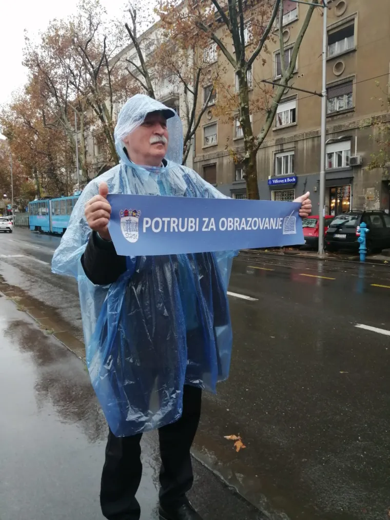 Mihalinec snimljen pred Sredi&scaron;njicom HDZ-a: Učitelji borbu iz &scaron;kola preselili na ulice