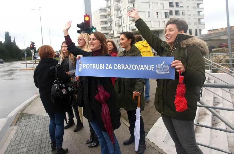 Mihalinec snimljen pred Sredi&scaron;njicom HDZ-a: Učitelji borbu iz &scaron;kola preselili na ulice