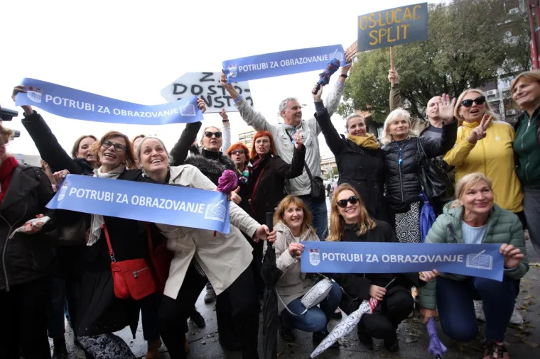 Mihalinec snimljen pred Sredi&scaron;njicom HDZ-a: Učitelji borbu iz &scaron;kola preselili na ulice