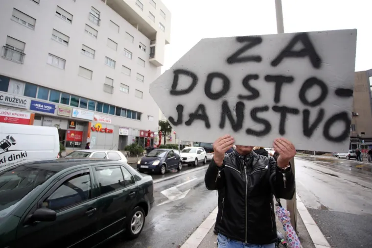 Mihalinec snimljen pred Sredi&scaron;njicom HDZ-a: Učitelji borbu iz &scaron;kola preselili na ulice