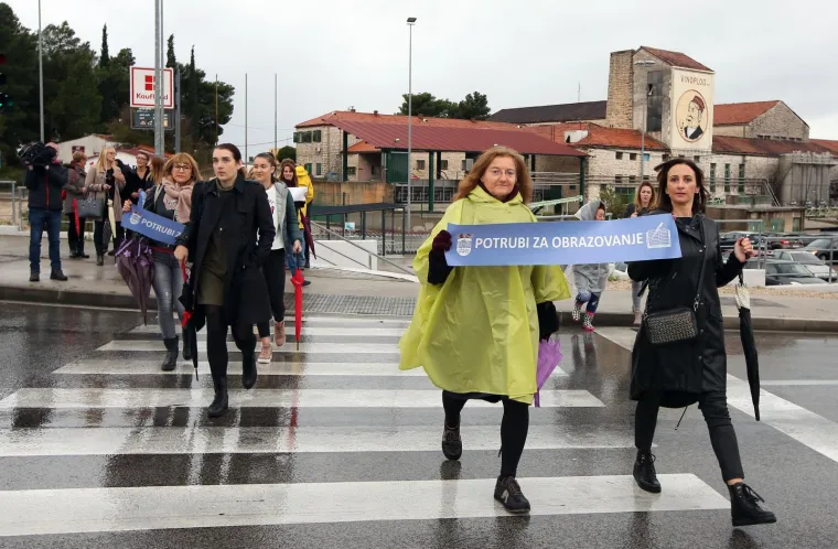 Mihalinec snimljen pred Sredi&scaron;njicom HDZ-a: Učitelji borbu iz &scaron;kola preselili na ulice