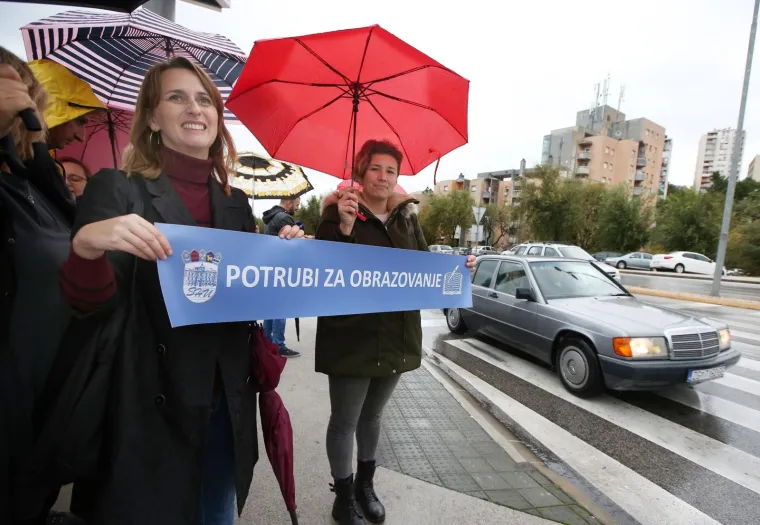 Mihalinec snimljen pred Sredi&scaron;njicom HDZ-a: Učitelji borbu iz &scaron;kola preselili na ulice
