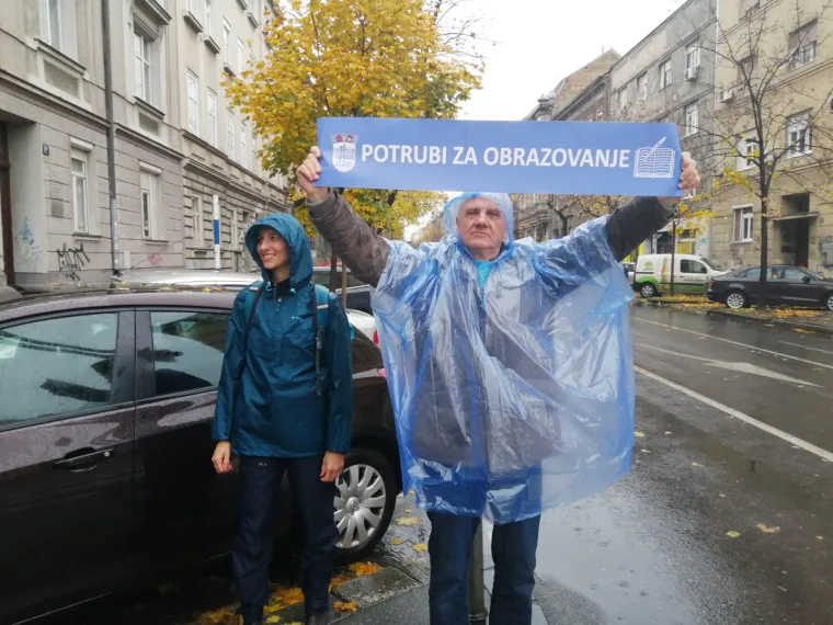 Mihalinec snimljen pred Sredi&scaron;njicom HDZ-a: Učitelji borbu iz &scaron;kola preselili na ulice