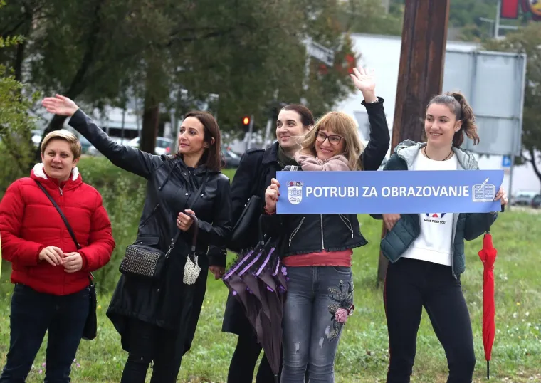 Mihalinec snimljen pred Sredi&scaron;njicom HDZ-a: Učitelji borbu iz &scaron;kola preselili na ulice