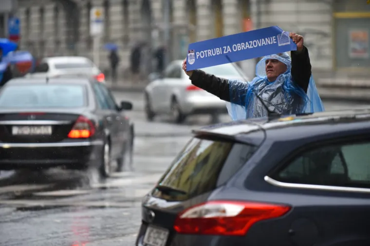 Mihalinec snimljen pred Sredi&scaron;njicom HDZ-a: Učitelji borbu iz &scaron;kola preselili na ulice