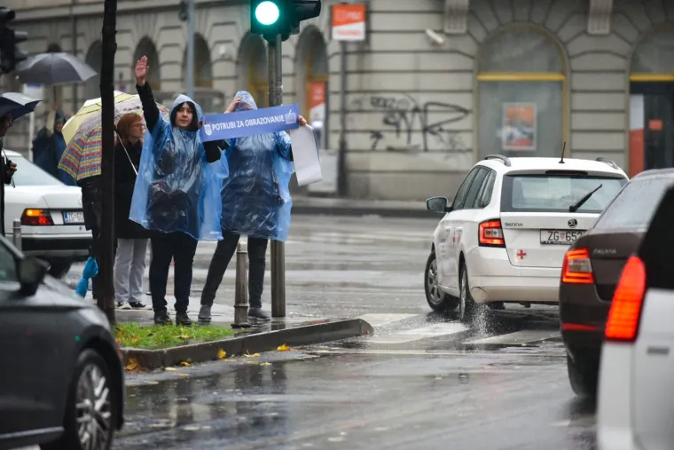 Mihalinec snimljen pred Sredi&scaron;njicom HDZ-a: Učitelji borbu iz &scaron;kola preselili na ulice