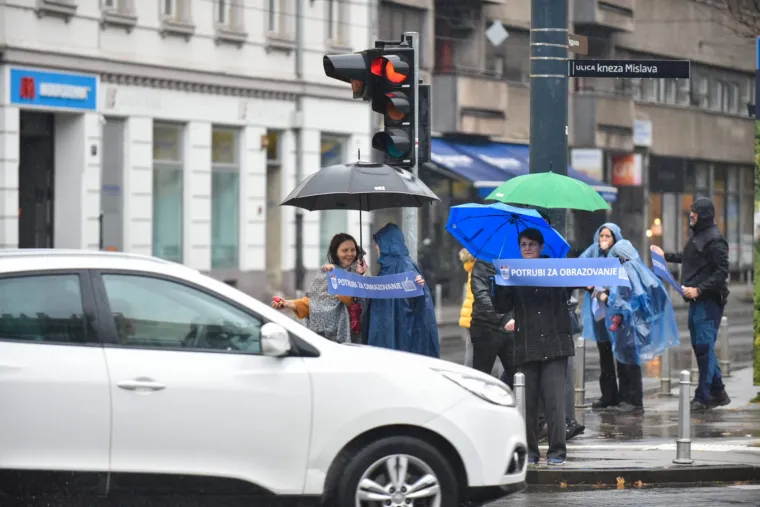 Mihalinec snimljen pred Sredi&scaron;njicom HDZ-a: Učitelji borbu iz &scaron;kola preselili na ulice
