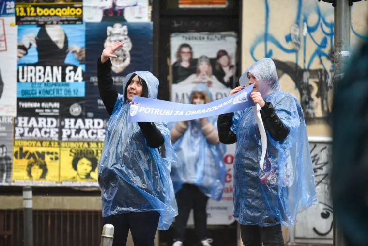 Mihalinec snimljen pred Sredi&scaron;njicom HDZ-a: Učitelji borbu iz &scaron;kola preselili na ulice
