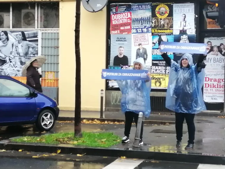 Mihalinec snimljen pred Sredi&scaron;njicom HDZ-a: Učitelji borbu iz &scaron;kola preselili na ulice