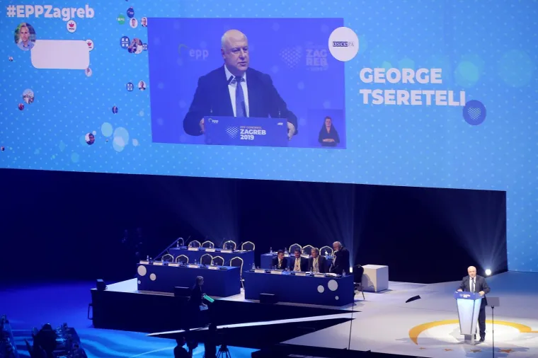 Pučani i službeno za novog &scaron;efa izabrali Tuska, u Zagrebu govorile Merkel, von der Leyen...