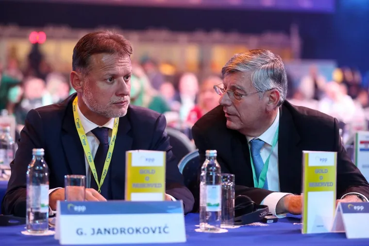 Pučani i službeno za novog &scaron;efa izabrali Tuska, u Zagrebu govorile Merkel, von der Leyen...