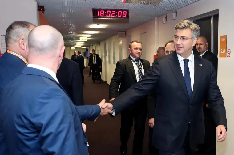 Pučani i službeno za novog &scaron;efa izabrali Tuska, u Zagrebu govorile Merkel, von der Leyen...