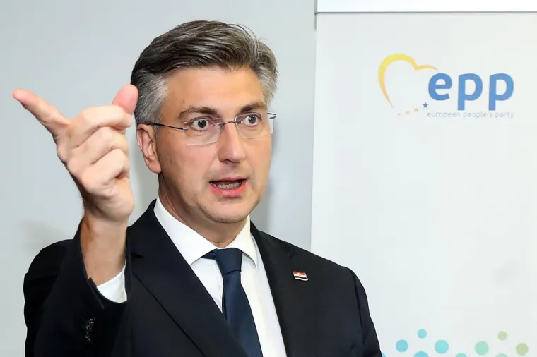 Pučani i službeno za novog &scaron;efa izabrali Tuska, u Zagrebu govorile Merkel, von der Leyen...