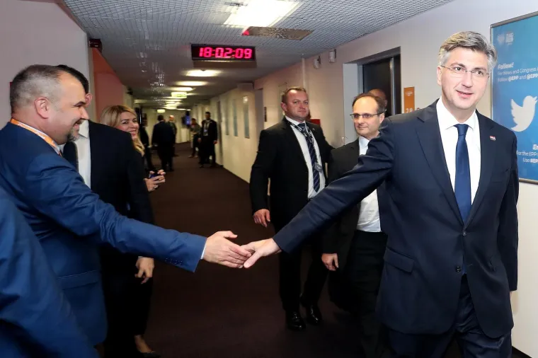 Pučani i službeno za novog &scaron;efa izabrali Tuska, u Zagrebu govorile Merkel, von der Leyen...