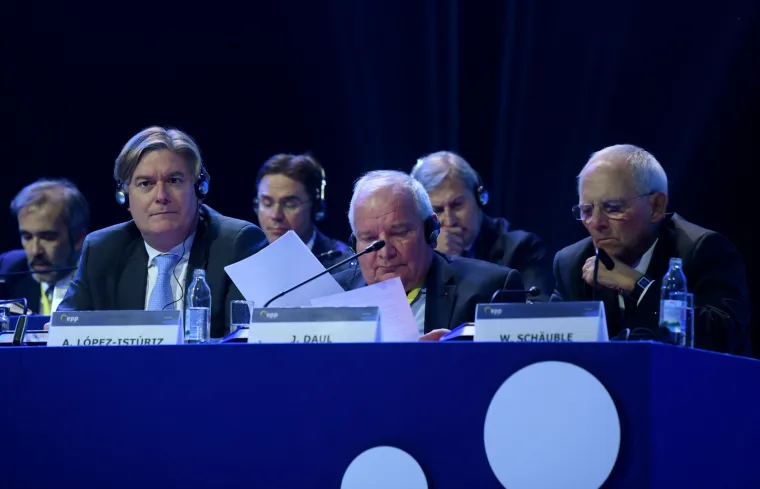 Pučani i službeno za novog &scaron;efa izabrali Tuska, u Zagrebu govorile Merkel, von der Leyen...