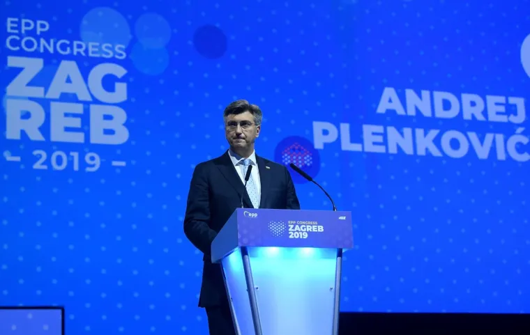 Pučani i službeno za novog &scaron;efa izabrali Tuska, u Zagrebu govorile Merkel, von der Leyen...