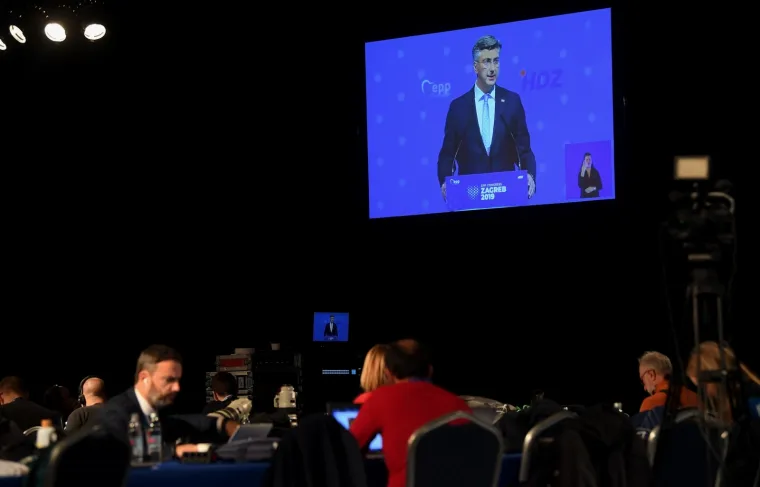 Pučani i službeno za novog &scaron;efa izabrali Tuska, u Zagrebu govorile Merkel, von der Leyen...